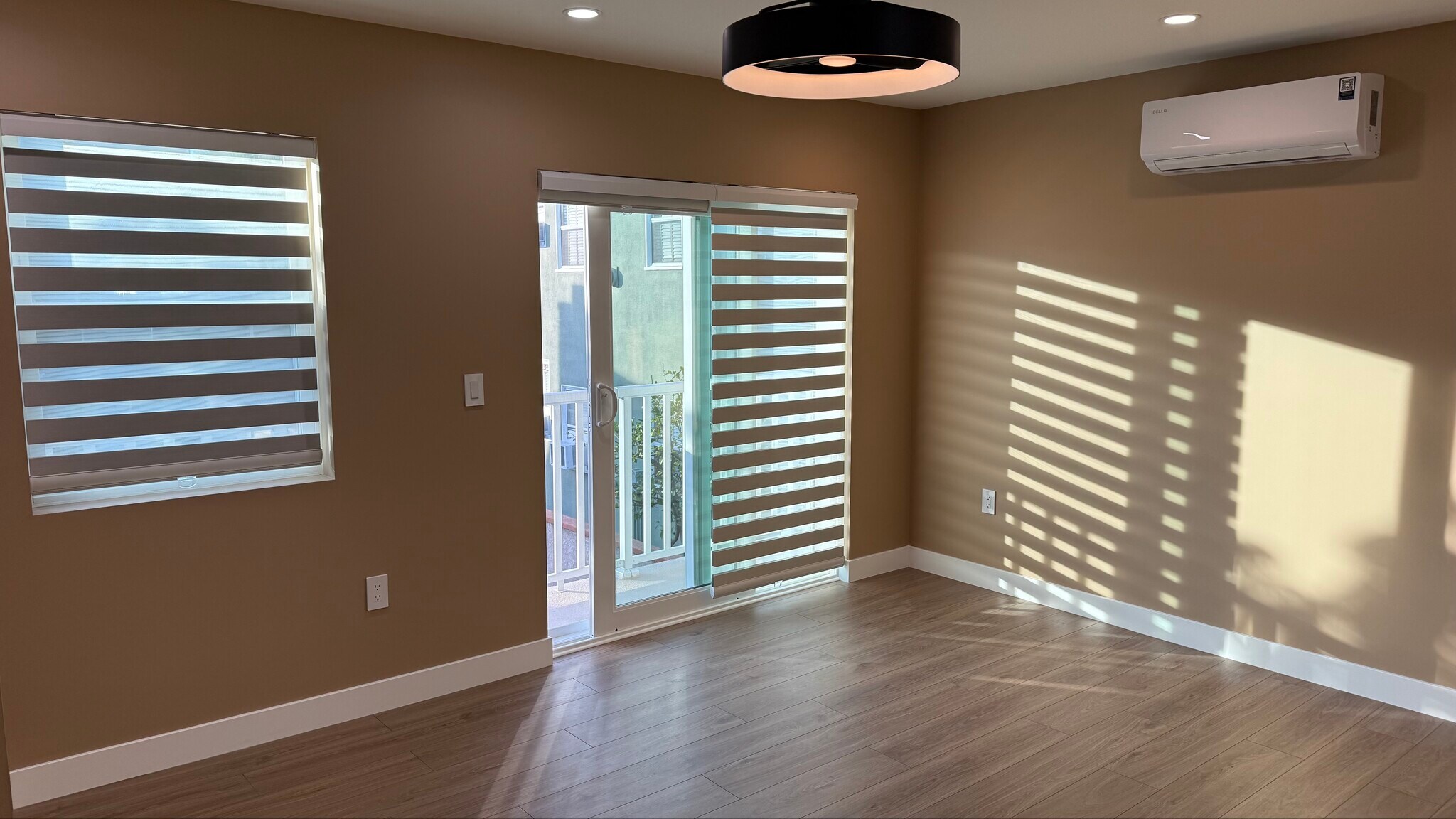 Building Photo - 594 S Mentor Ave