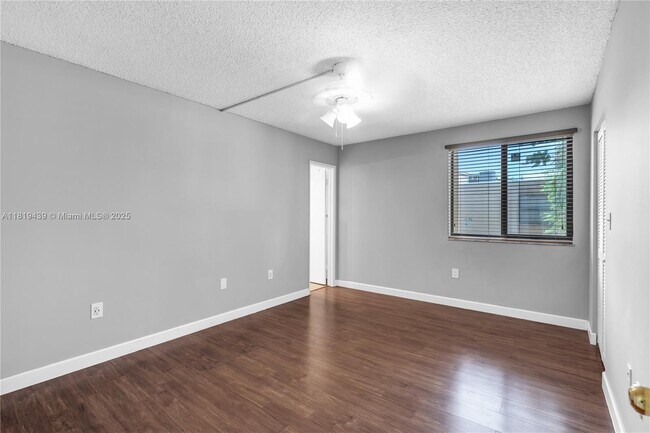 Building Photo - 341 W Park Dr