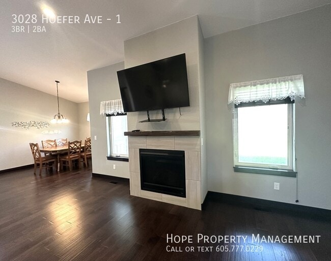Building Photo - 3028 Hoefer Ave