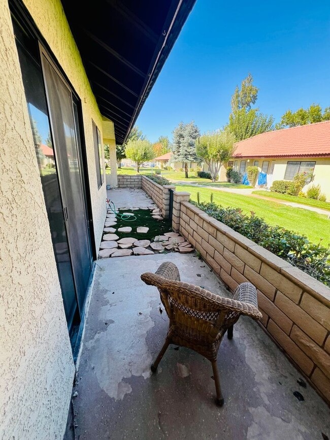 Building Photo - Inviting Gated Community Townhome—Jess Ranch 55+