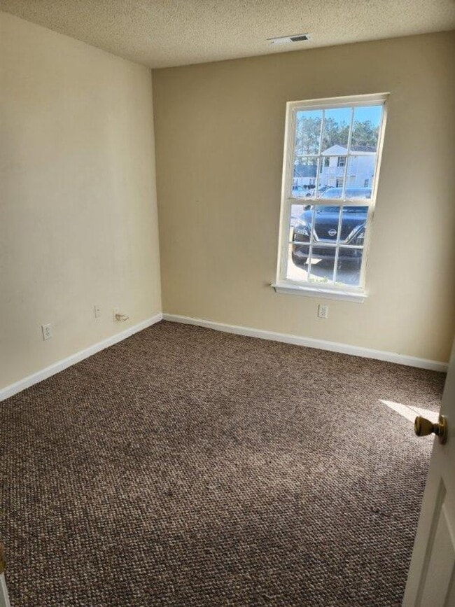 Building Photo - Beautiful Home with a Great Location In Town