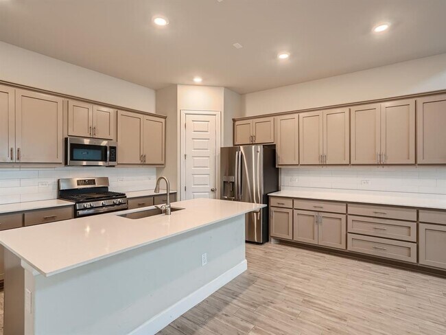Building Photo - 2800 Sebring Cir