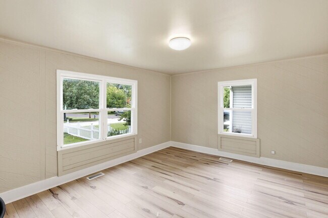 Building Photo - 719 Mikel St