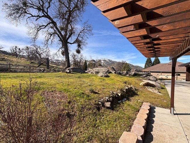Building Photo - Beautiful Stallion Springs Home With A View!