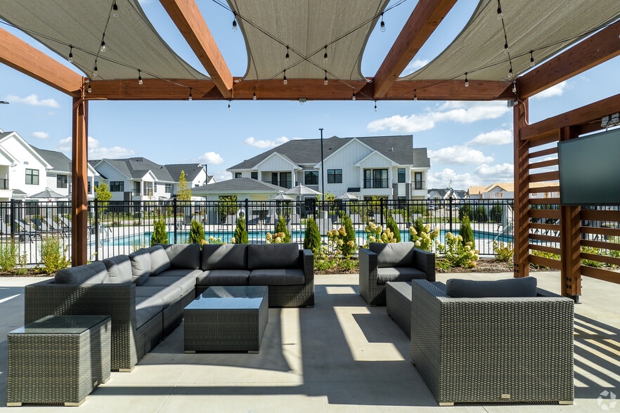 Seasons at Elgin Outdoor Pergola Lounge - Seasons at Elgin