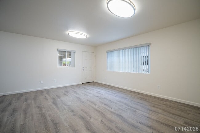 Building Photo - $2645 / 2br- 856ft2 - 2br/1ba Duplex, Incl...