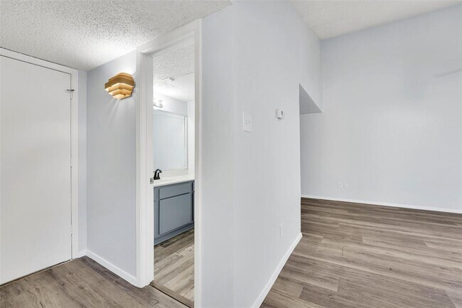 Building Photo - 8560 Park Ln