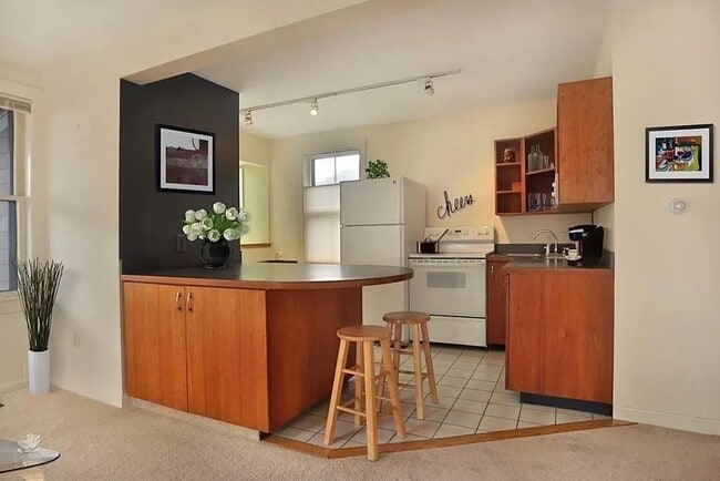 Building Photo - Beautiful first floor 1 bedroom condo in a great location now available!