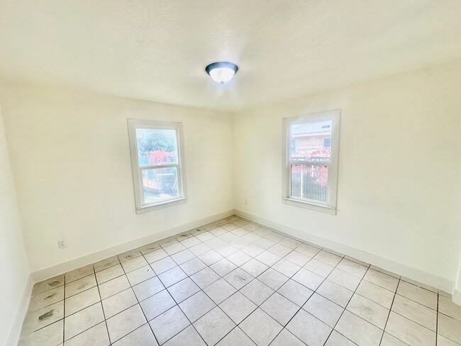 Building Photo - Newly Updated 2/1 in Madera