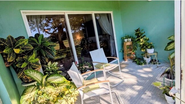 Building Photo - 3100 N Palm Aire Dr