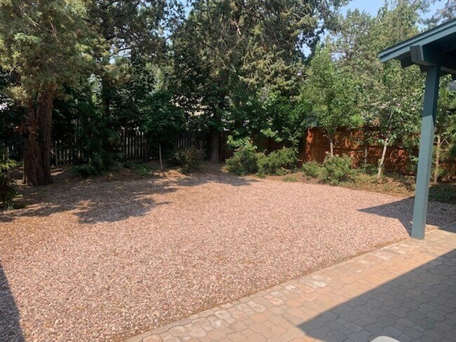 Building Photo - 3 Bed/2.5 Bath Single Family Home in NE Bend