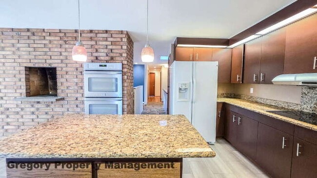 Building Photo - Spacious 5-Bedroom Kirkland Home – Daylight Basement, RV Parking, Quiet Private Drive & Top Schools!