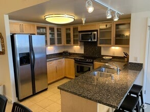 Building Photo - Fully Furnished 1 Bed-1BathPet Friendly Un...