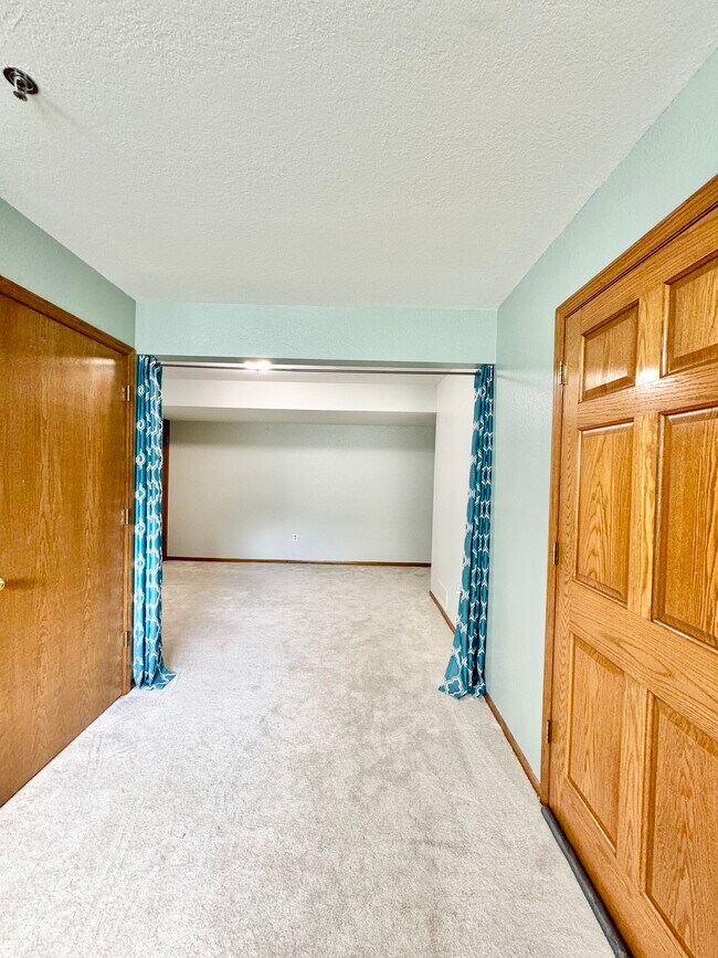 Building Photo - 367 Kristin Ct E