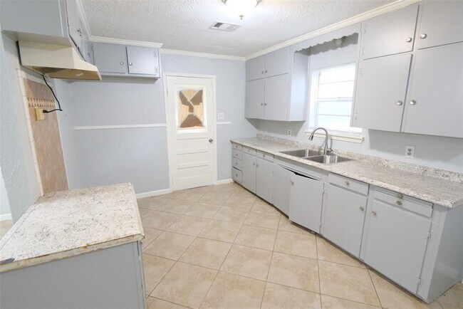 Building Photo - 6627 D S Bailey Ln
