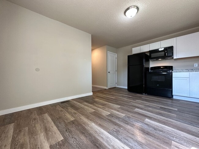 Building Photo - 2 Bedroom with Bonus Room Near Fairgrounds