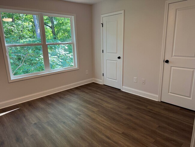 Building Photo - Luxury Lakeview Living Just Minutes from D...