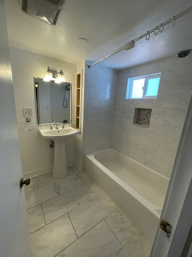 Building Photo - Adorable bungalow with a yard in a fantastic SE location!