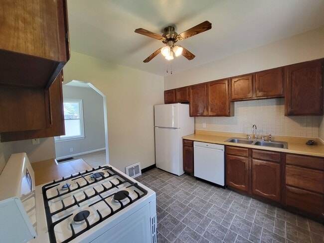Building Photo - Don't miss this fully fenced back yard, de...