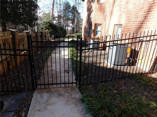 Building Photo - 2050 Oak Grove Rd NE