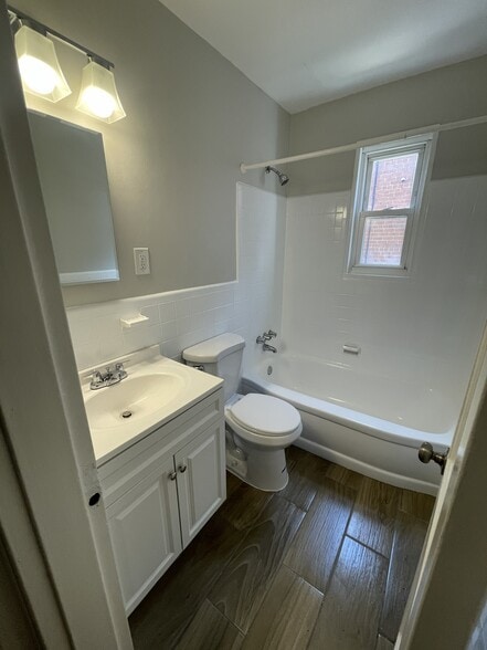 bathroom #1 - 868 Bellevue St SE