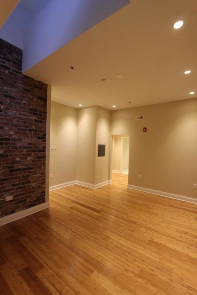 Building Photo - 139 7th St