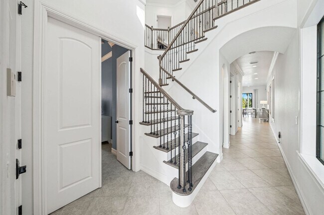 Building Photo - 815 Golden Bear Dr