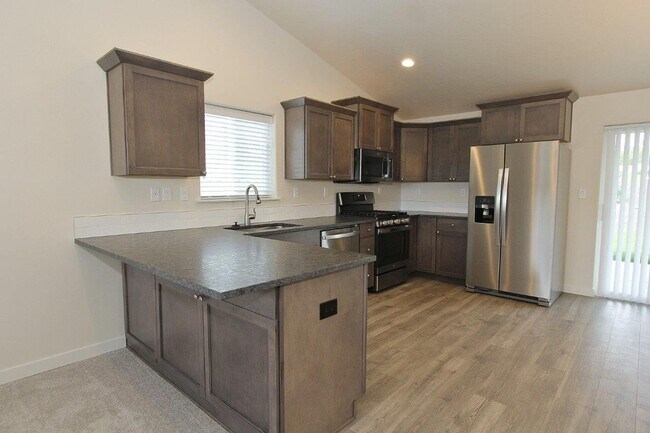 Building Photo - Immaculate Single-Level Home in a Quiet Ne...