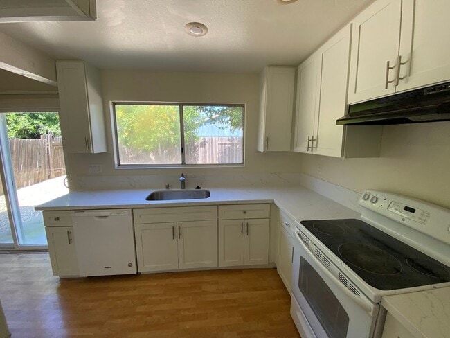 Building Photo - 3 Bedroom 2 Bathroom Home In Rosemont Open House Friday April 3rd 4-5 PM