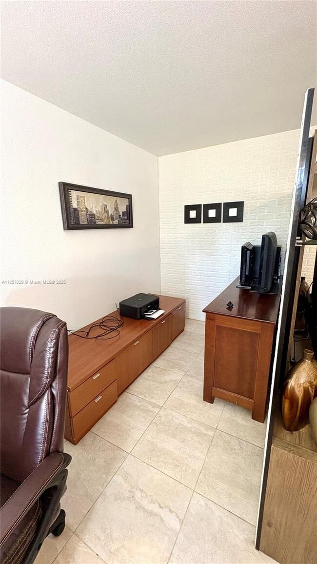 Building Photo - 535 Saxony Dr