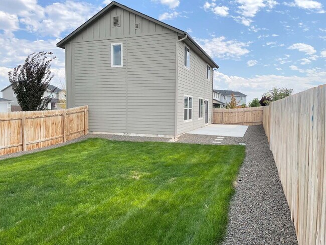 Building Photo - "Charming 3-Bed Oasis on East Drouillard Street with 2.5 Baths and 1470 Sq Ft in Nampa!"