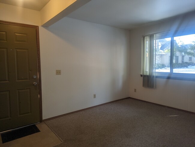 Building Photo - 1613 Lyndhurst W Dr