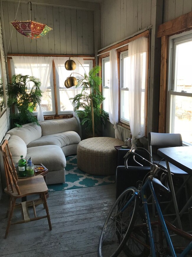 Building Photo - Very Spacious 2 BR/1 BA in Wrigleyville