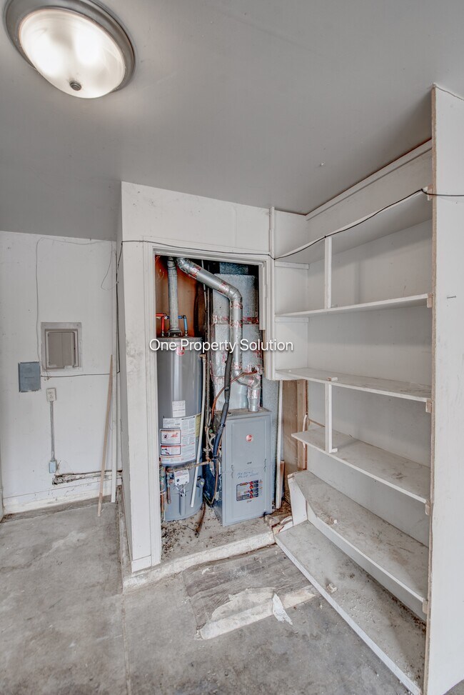 Building Photo - 924 W 60th Pl