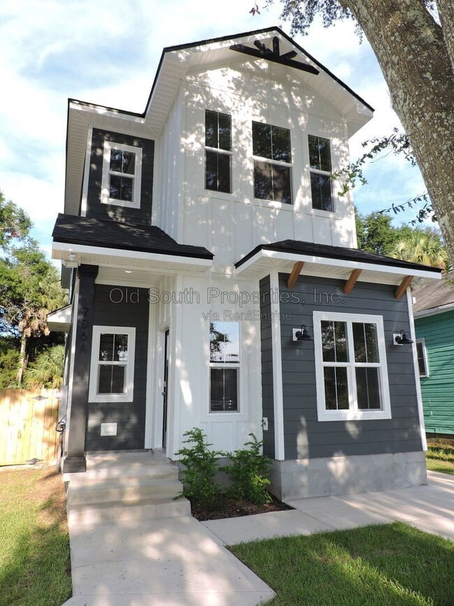 Building Photo - 706 N F St
