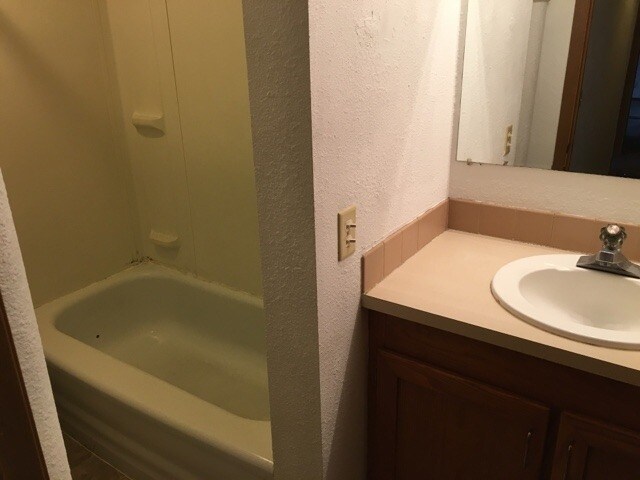 Building Photo - 524 S 3rd Ave