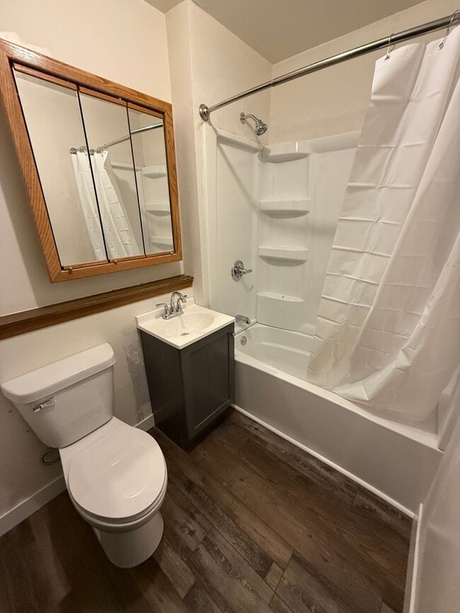 Building Photo - 902 E Kemp Ave