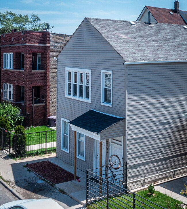 Building Photo - 3819 W Diversey Ave