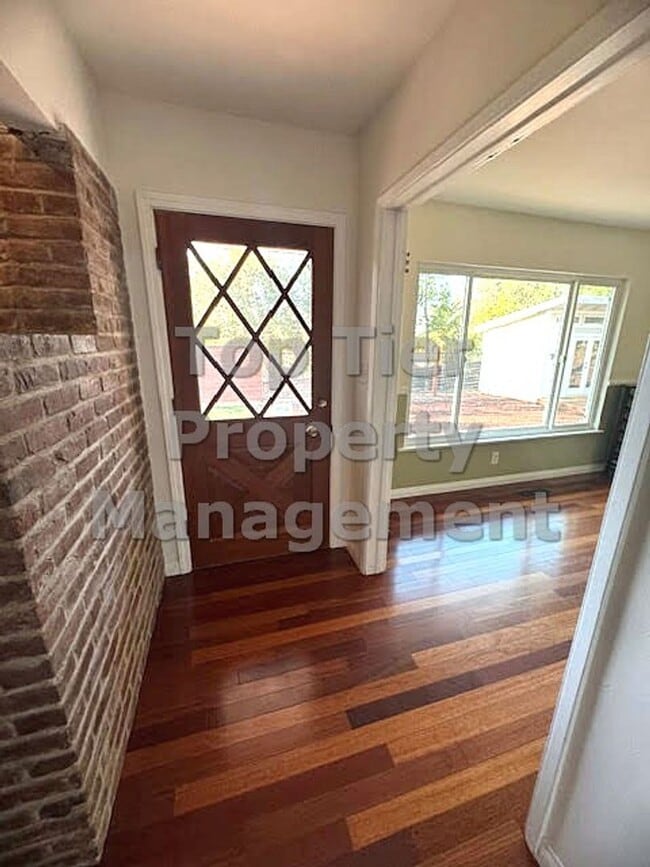 Building Photo - 3 Bed/ 2 Bath Spacious Family Home with Su...