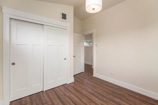 Building Photo - 5532 NE 31st Ave