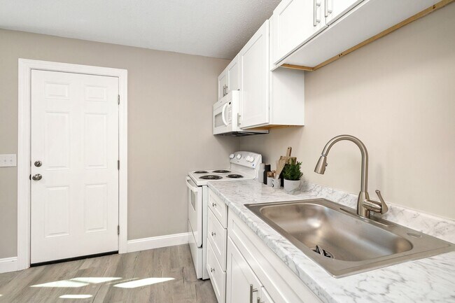 Building Photo - Affordable 2-Bedroom Apartment in Sumter, SC – Pinedale Apartments