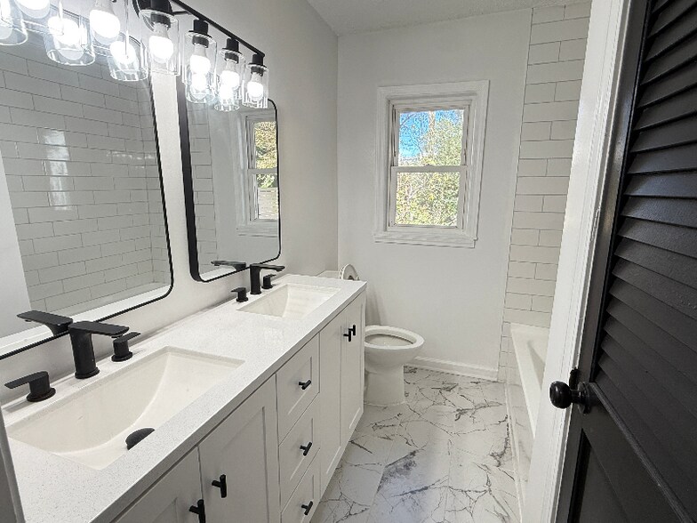 Building Photo - 2160 Dowdell Dr