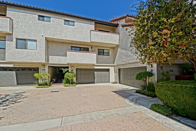 Building Photo - PRIME POOLFRONT LOCATION & CLOSE TO MAIN GATE! BRIGHT & SPACIOUS, END-UNIT POOLFRONT TOWNHOUSE W/...