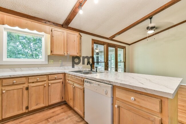Building Photo - 135 Beacon Hl Dr