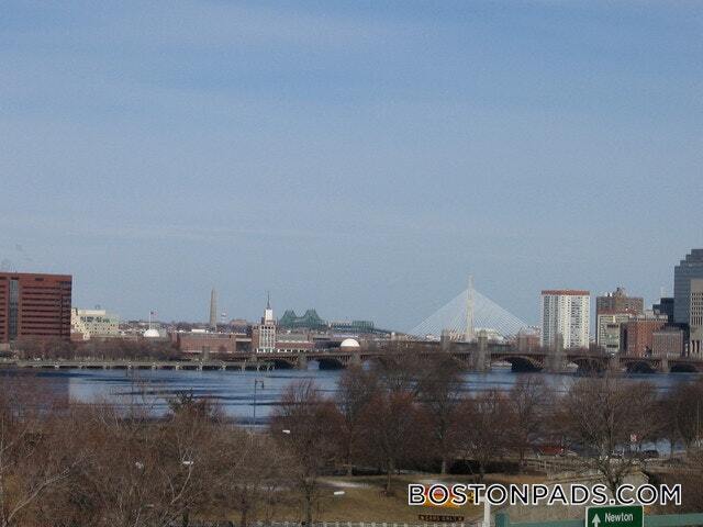 Building Photo - 583 Beacon St