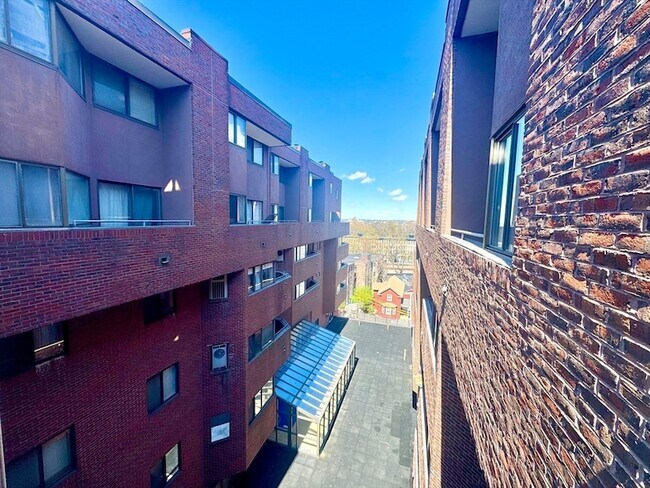 Building Photo - 147 Kelton St