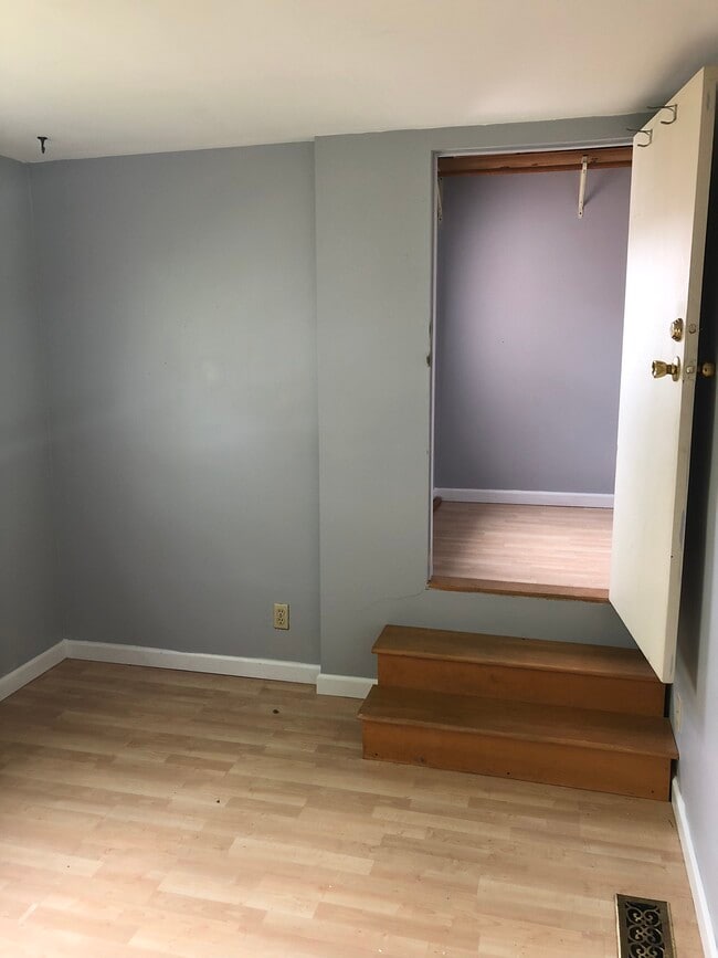 Building Photo - 36 Buell St