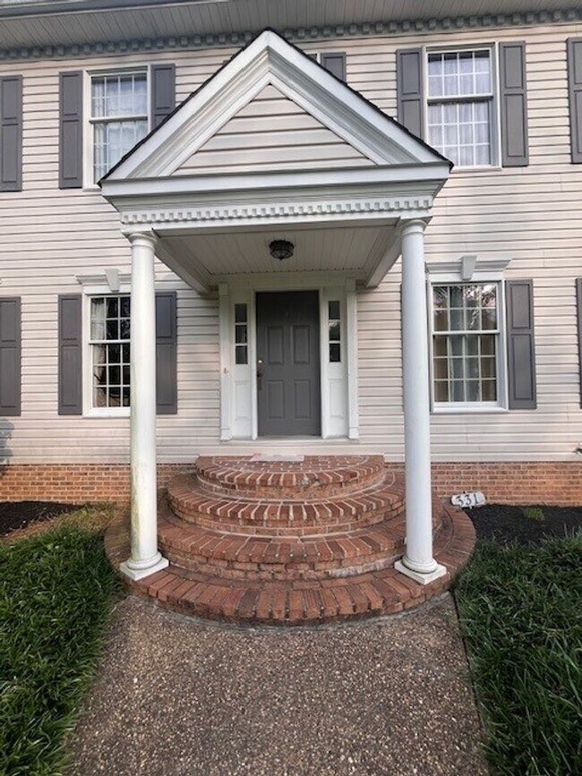 Building Photo - 3-bedroom! Garage Space & Privacy! Look no further...