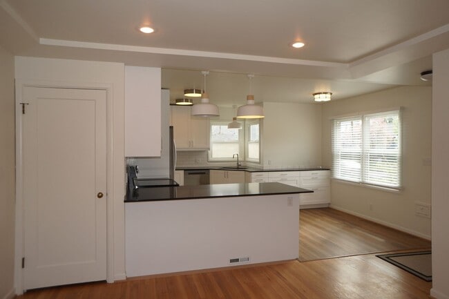 Building Photo - SE Portland 3-bedroom remodeled Bungalow  - APPLICATION PENDING