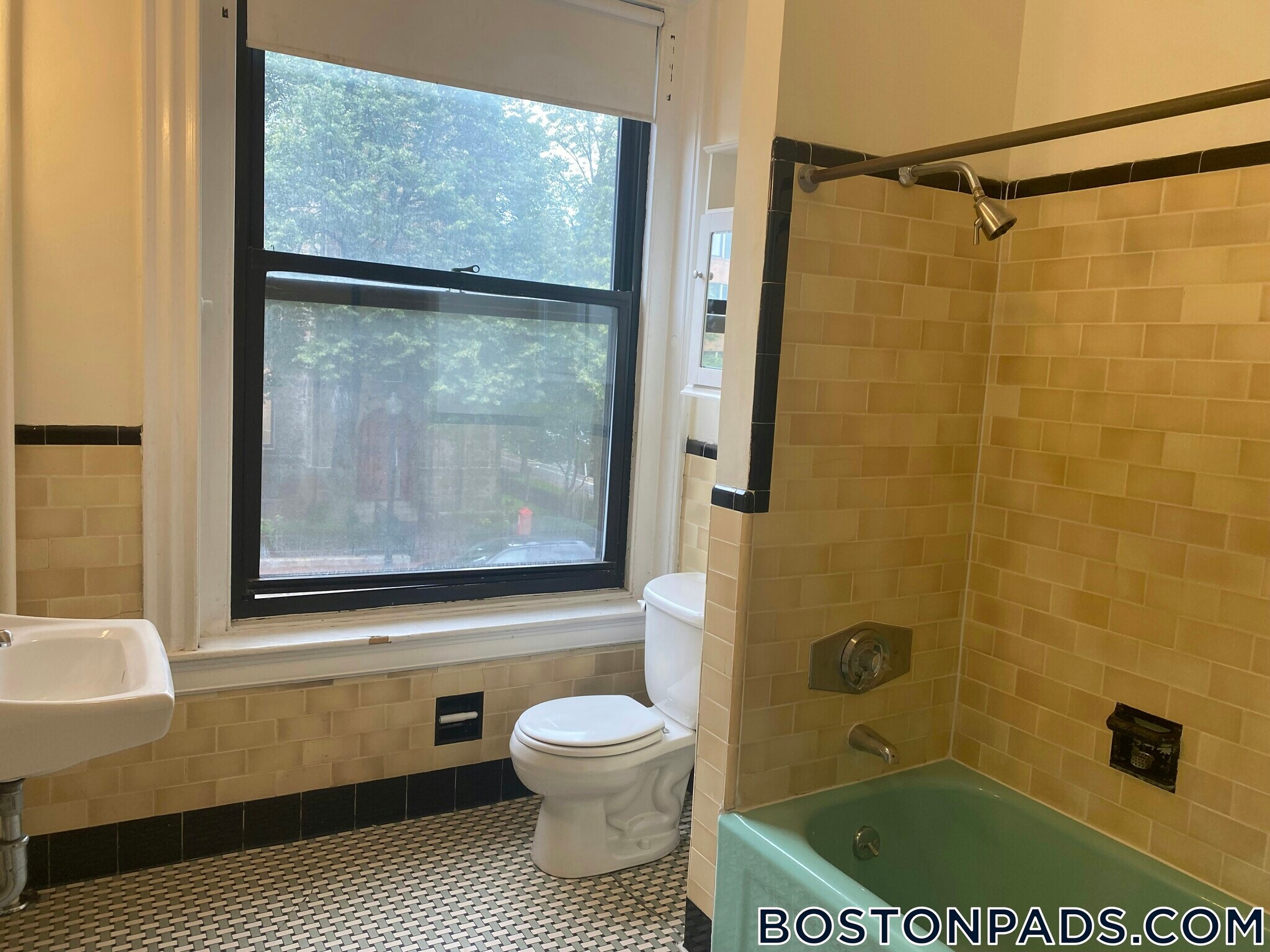 Building Photo - 504 Beacon St